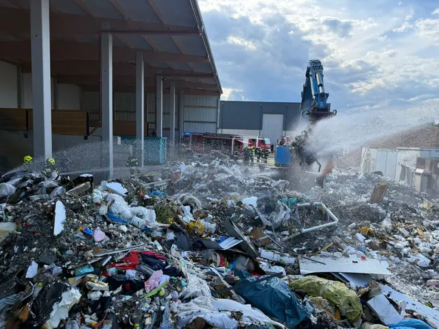Besonders herausfordernd war die Brandlast durch den gelagerten Restmüll.  | Foto: Waltl