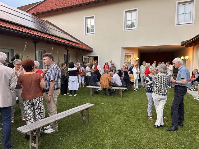 Im Anschluss verweilten die Gäste bei einem Glas Wein im Garten  | Foto: Lisa Stöckl