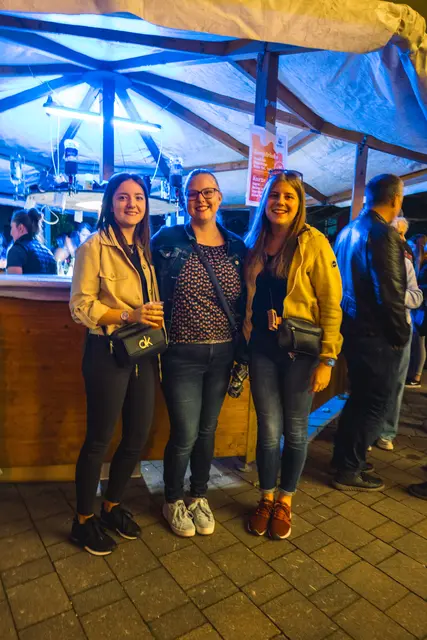Nina Weiss, Katharina Lener und Eva Eller vor der Schnapsbar | Foto: Pernsteiner