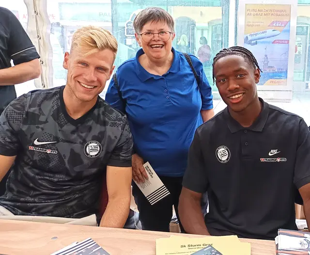 Der Höhepunkt des Tages für eingefleischte Sturm-Fans wie Helga Schneeberger – ein Treffen mit den Stars! | Foto: © Lebenshilfe Hartberg