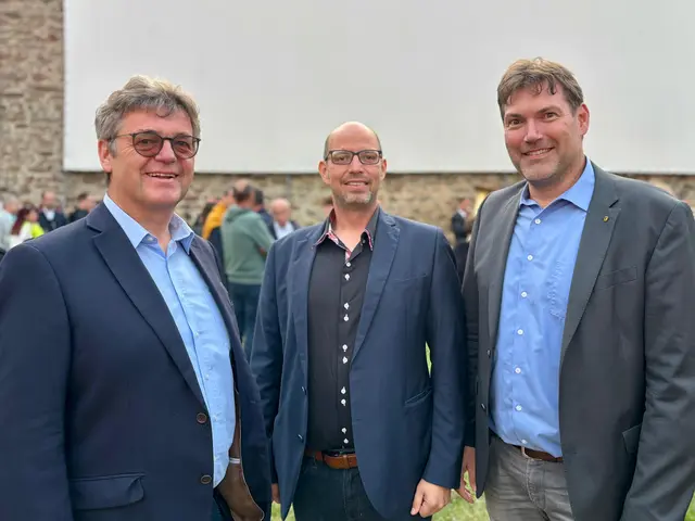 Clemens Pfeifer von der Raiffeisenbank Eggenburg und Richard Wimmer von der "Erste Bank". Letzterer übernahm mit seiner Filiale in Eggenburg die Partnerschaft über den ersten Filmabend der Saison. | Foto: Markus Kahrer