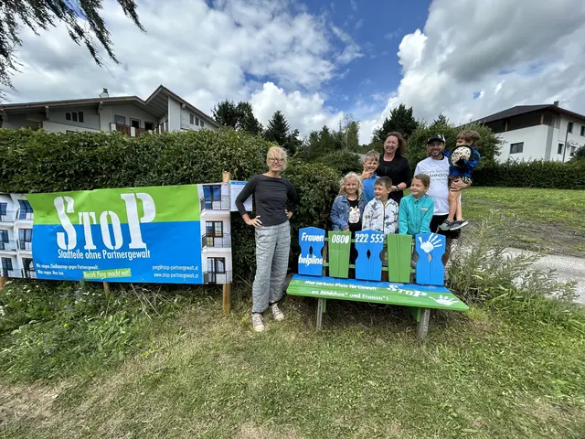 Heidi Wabro (links) von der Frauenberatung Perg mit Bürgermeisterin Hermine Leitner sowie Stefan Weißensteiner mit Sohn und Nachbarskindern. | Foto: Frauenberatung Perg