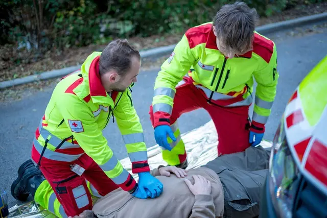 Diee eingetroffenen Rettungskräfte übernahmen die Erstversorgung. (Symbolfoto) | Foto: Bernhard Knaus