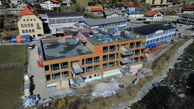 Die neue Volksschule in Steinach steht bereits. Viele Unternehmen sind an der Bauausführung beteiligt. Bei einer Überweisung an eine der Firmen passierte das Malheur – zu dem es jetzt aber ausgesprochen gute Nachrichten gibt! | Foto: Gemeinde Steinach