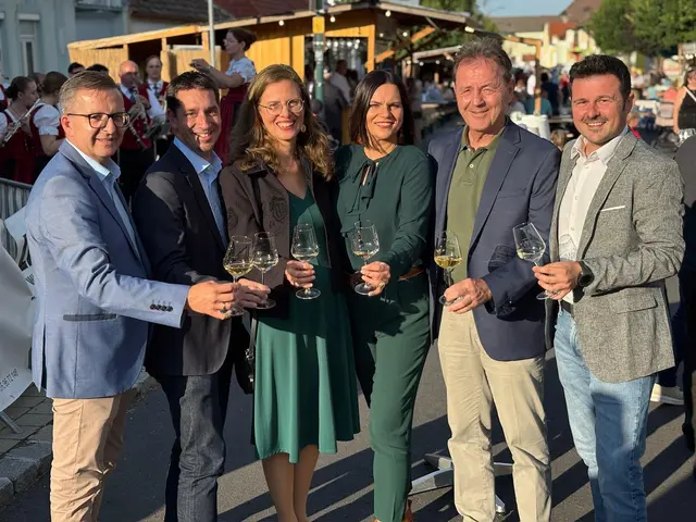 Bürgermeister Thomas Schmid (SPÖ), Wein Burgenland Geschäftsführer Christian Zechmeister, Landeshauptmann Stellvertreterin Anja Haider-Wallner (Grüne), Landtagspräsidentin Astrid Eisenkopf (SPÖ), Niklaus Berlakovich, Präsident der Landwirtschaftskammer und Tobias Siess.  | Foto: Büro Eisenkopf