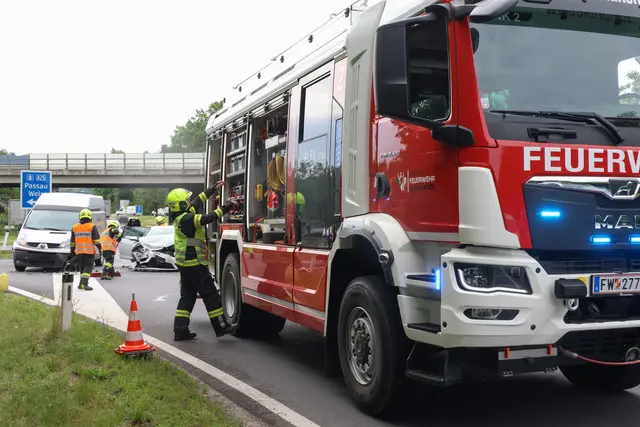 In Weißkirchen stießen ein Pkw und ein Kleintransporter bei der Autobahnauffahrt zusammen und verursachten eine Verkehrsbehinderung auf der Marchtrenker Straße.