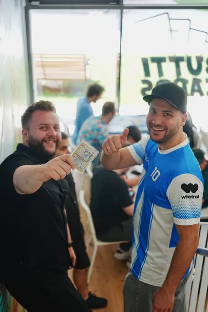 In der Puchsbaumgasse 1/2 waren Sammelkartenfans versammelt, um ihre Karten unterenander zu tauschen. | Foto: John Santos