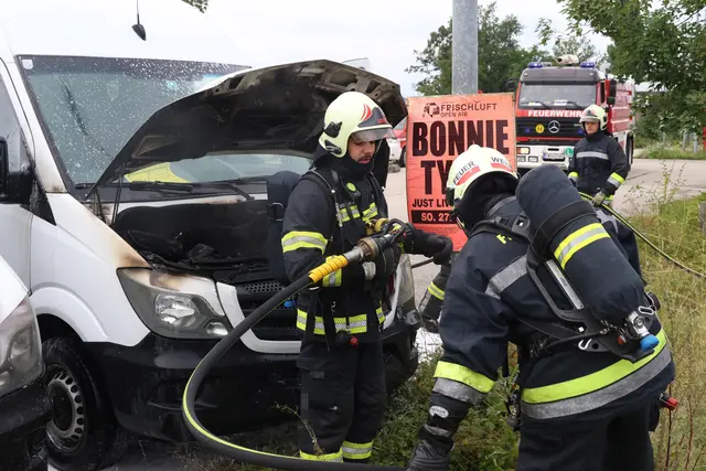 Die Feuerwehr musste einen Kleintransporter im Welser Stadtteil Pernau löschen, in dessen Motorraum es nach einer Reparatur zu brennen begonnen hatte. | Foto: laumat.at