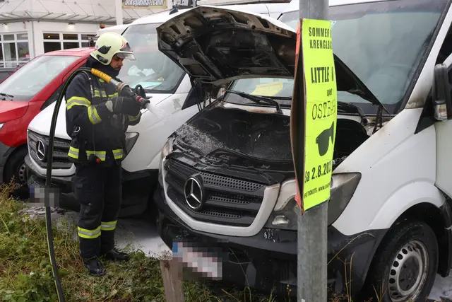 Die Feuerwehr musste einen Kleintransporter im Welser Stadtteil Pernau löschen, in dessen Motorraum es nach einer Reparatur zu brennen begonnen hatte. | Foto: laumat.at