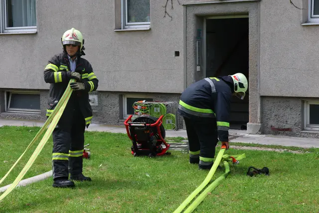 Großeinsatz der Einsatzkräfte in Wels-Neustadt. Ein vermeintliches Feuer stellte sich als angebranntes Essen heraus. | Foto: laumat.at
