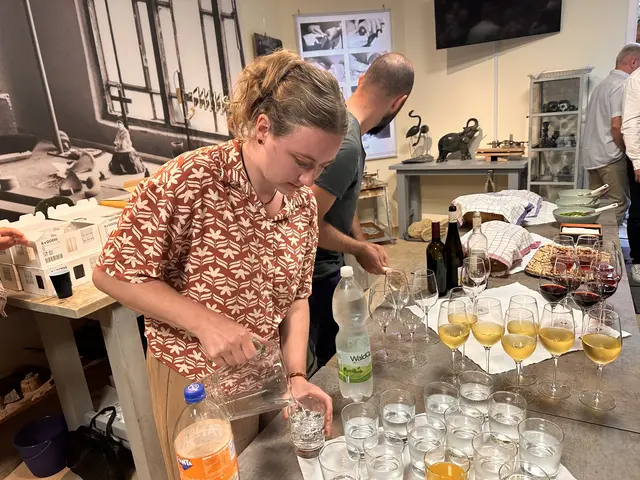 Lisa Potsch umsorgt fleißig die zahlreichen Besucherinnen und Besucher  | Foto: Lisa Stöckl