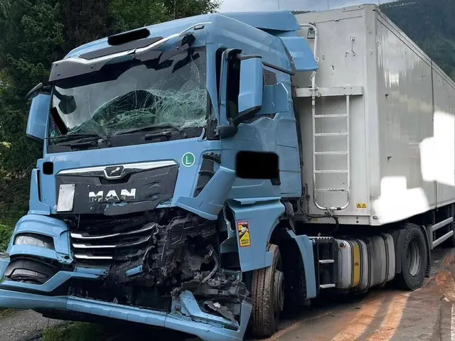Zwei Lkws prallten in Vordernberg frontal zusammen und sorgten für eine stundenlange Straßensperre. | Foto: FF Vordernberg