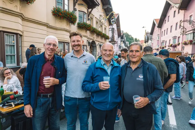 Ehrenmitglieder der MK Matrei Johann Kiechl, Elmar Ploner und Sepp Knoflach mit Obmann Bernhard Peer  | Foto: Pernsteiner