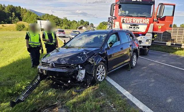 Die 21-Jährige kollidierte mit Straßenleiteinrichtungen. | Foto: HFW Villach