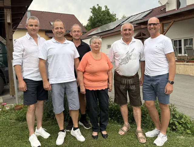 Goldene Hochzeit: Vizebürgermeister Thomas Böhm, Gemeinderat Christian Ritter, Markus Ritter, Gerlinde und Manfred Ritter, Bürgermeister Jürgen Zimara
 | Foto: Gemeinde Loipersdorf-Kitzladen