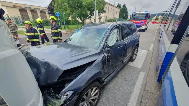 Der Pkw wurde stark beschädigt, die beiden Insassen wurden leicht verletzt. | Foto: Freiwillige Feuerwehr Baden Leesdorf