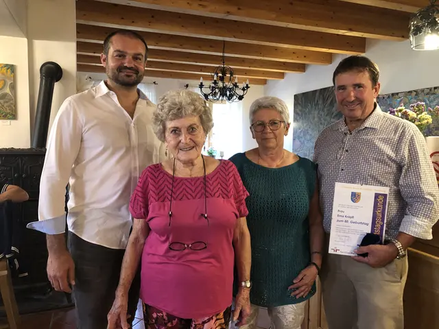 Landtagsabgeordneter Gemeinderat Markus Wiesler, Seniorenbundobfrau Anita Kopfensteiner und Bürgermeister Franz Wachter gratulierten Erna Kröpfl (2.v.l.) zum 80. Geburtstag. | Foto: Gemeinde Deutsch Schützen-Eisenberg