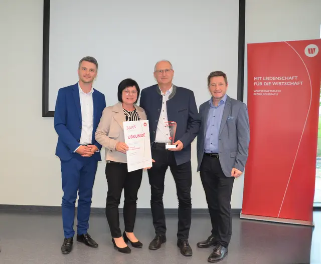 Andreas Höllinger (l.) und Manfred Lanzersdorfer (r.) überreichten Heidi und Fritz Schaubschläger den Julius-Award, den Preis für OÖ Qualitätsbetriebe | Foto: WB / Gierlinger