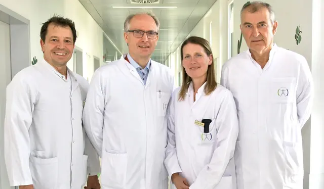 Das Leitungsteam des Expertisezentrums für vaskuläre Anomalien (v. l.): Armin-Johannes Michel, Klinikvorstand Roman Metzger, Ulrike Metzger und Miricia-Aurel Ardelean. | Foto: SALK/Fürweger