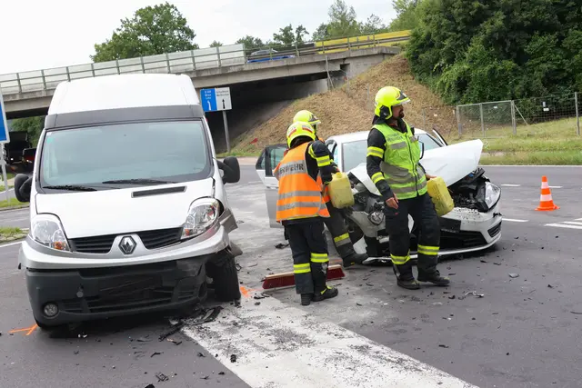 In Weißkirchen stießen ein Pkw und ein Kleintransporter bei der Autobahnauffahrt zusammen und verursachten eine Verkehrsbehinderung auf der Marchtrenker Straße.