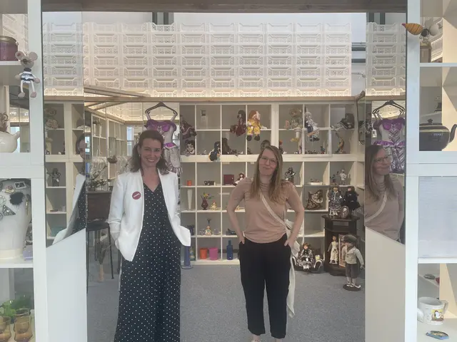 Das sogenannte "Wonderland"-Pavilion ist lauf Carline Stanzl-Pnat (links) und Johanna Aufner (rechts) der beliebteste Raum im Shop. | Foto: Kristof Paksanszki/MeinBezirk