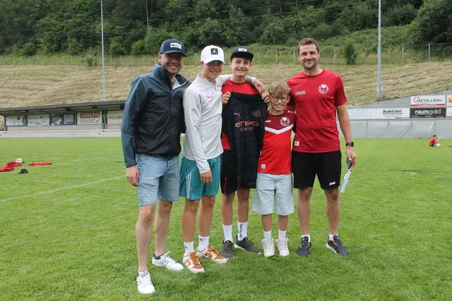 Beim Geschicklichkeitswettbewerb wurden die Gewinner der jeweiligen Altersklassen ermittelt – im Bild Dominik, Jonas und Gabriel mit Bgm. Patrick Geir und Nachwuchsleiter Christian Hörtnagl | Foto: SV Matrei