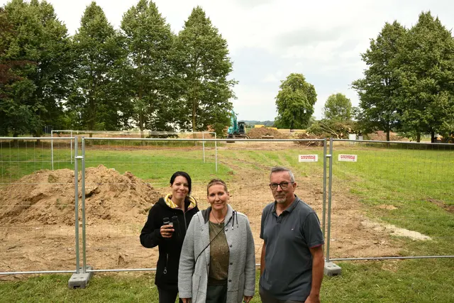 Die Anrainer Alexandra Czihak, Manuela Majer und  Martin Rogenhofer kritisieren als Anrainer das Bauprojekt beim Schloss in Wolfpassing | Foto: Florian Auer/fotoschnappschuss.com