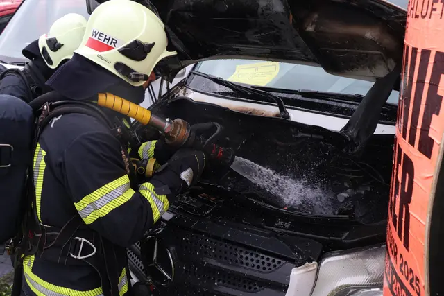 Die Feuerwehr musste einen Kleintransporter im Welser Stadtteil Pernau löschen, in dessen Motorraum es nach einer Reparatur zu brennen begonnen hatte. | Foto: laumat.at