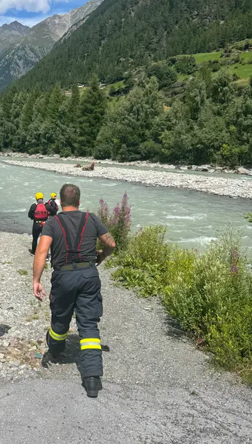 Die Freiwillige Feuerwehr Sölden startete einen Großeinsatz in Zusammenarbeit mit der Wasserrettung. | Foto: ZOOM.TIROL