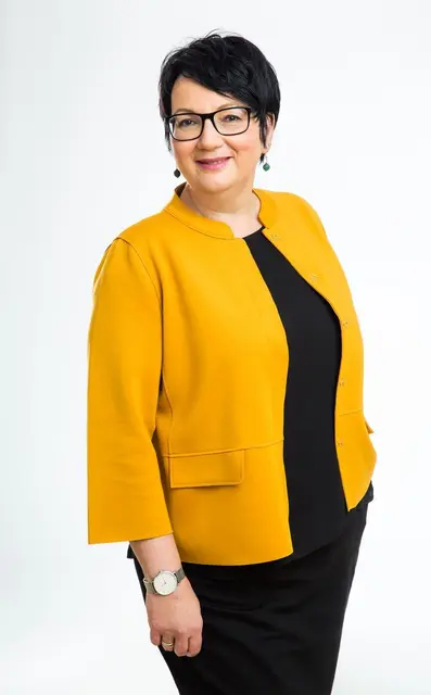 Bürgermeisterin LAbg. Klaudia Stroißnig freut sich über den neuen Bankomaten. | Foto: Teresa Rothwangl