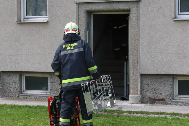 Großeinsatz der Einsatzkräfte in Wels-Neustadt. Ein vermeintliches Feuer stellte sich als angebranntes Essen heraus. | Foto: laumat.at