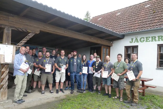 Die Schützen der Jäger und Schützengilde Union Raika Waidhofen mit ihren Urkunden. | Foto: Jäger und Schützengilde Union Raika Waidhofen/Thaya