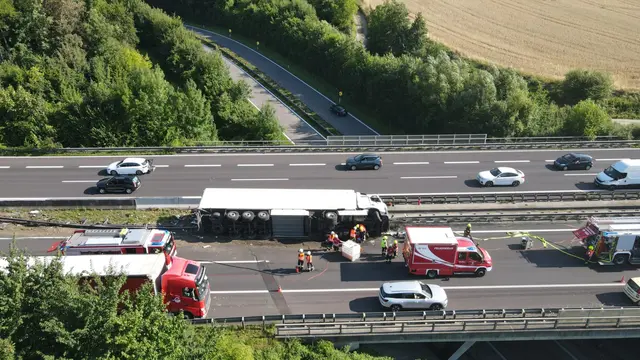 Lkw-Sattelzug kippt in der Mitte der Fahrbahn der A8-Innkreisautobahn auf Höhe Pichl bei Wels um und musste geborgen werden.