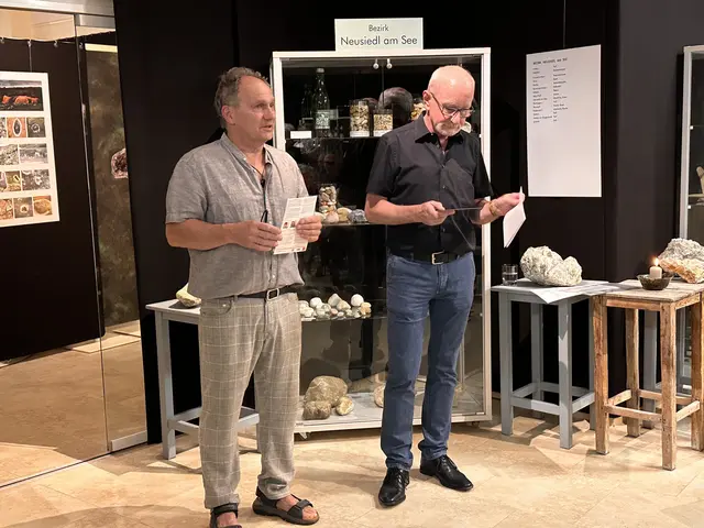 Niko Potsch, der Inhaber des Felsenmuseum Bernstein bei seiner Eröffnungsrede  | Foto: Lisa Stöckl