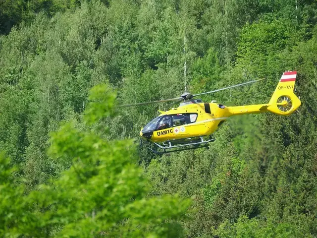 Die Forstarbeiterin wurde nach notärztlicher Erstversorgung an der Unfallstelle mit dem Notarzthubschrauber „C4“ in das Krankenhaus St. Johann in Tirol geflogen. (Symbolfoto) | Foto: Sonja Hochfellner/Archiv