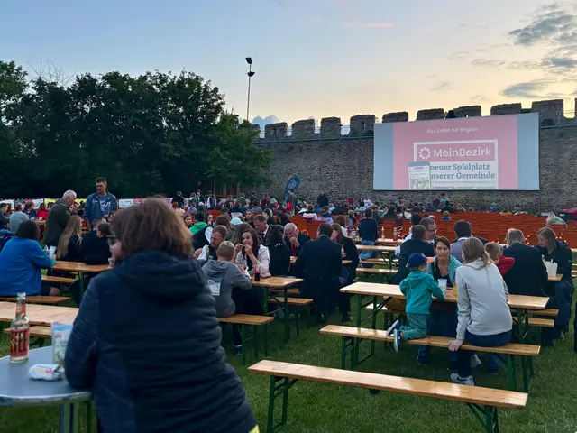 Es gibt es in dieser Saison ein Stück MeinBezirk zum Mitnaschen – die Besucher können ihr Popcorn in eigens gestalteten MeinBezirk-Sackerln genießen. | Foto: Markus Kahrer