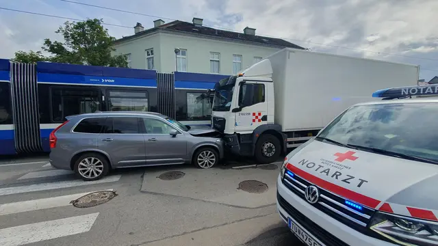 Unfall zwischen Pkw, Badner Bahn und Lkw in der Waltersdorferstraße. | Foto: Freiwillige Feuerwehr Baden Leesdorf