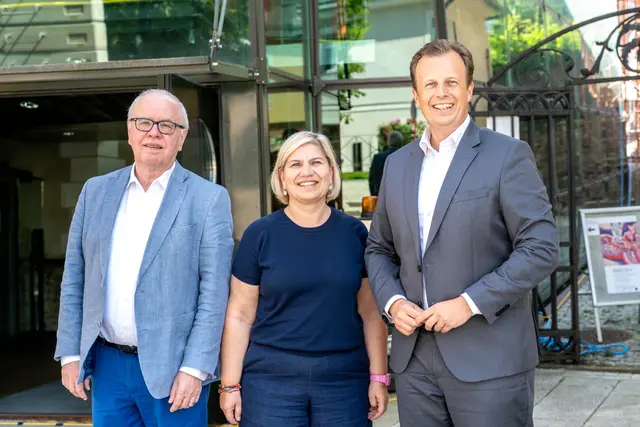 Kulturlandesrat Karlheinz Kornhäusl (rechts) stattete dem "kunsthaus muerz" einen Besuch ab. | Foto: Jakob Grill