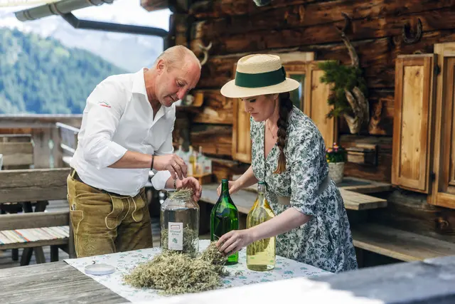 Conny Bürgler und Willi Huttegger beim Wermut-Mischen | Foto: ServusTV / Johannes Jank