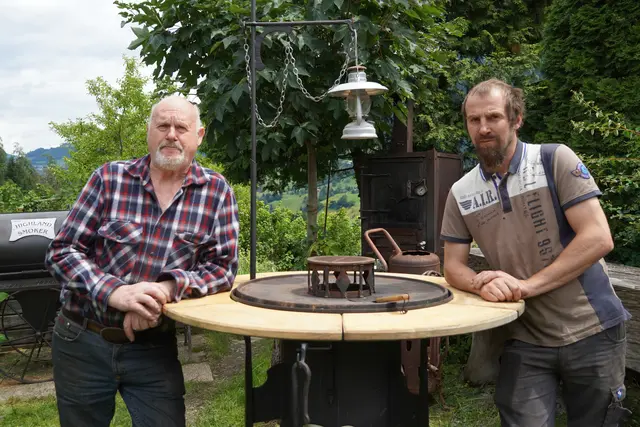 "Außer vielleicht bei Lampen oder Fenstergittern haben wir noch nie etwas zweimal gemacht", erzählten die Goldegger Kunstschmiede Klaus und Martin Wieshofer im Interview mit MeinBezirk. | Foto: Nicole Hettegger
