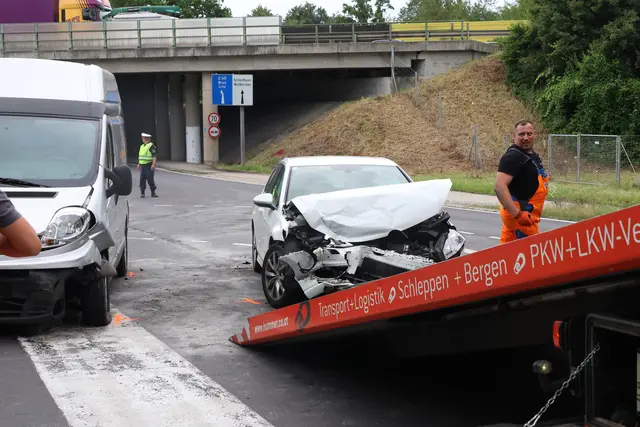 In Weißkirchen stießen ein Pkw und ein Kleintransporter bei der Autobahnauffahrt zusammen und verursachten eine Verkehrsbehinderung auf der Marchtrenker Straße.