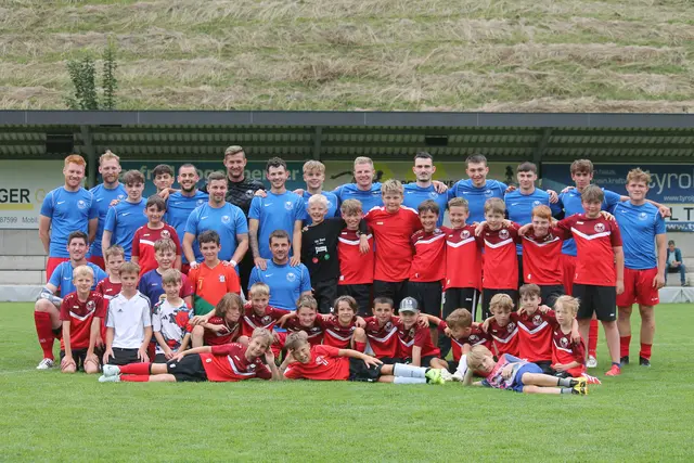 Für viele das klare Highlight war das Match der Nachwuchsspieler gegen einen Trupp der Matreier Kampfmannschaft.  | Foto: SV Matrei