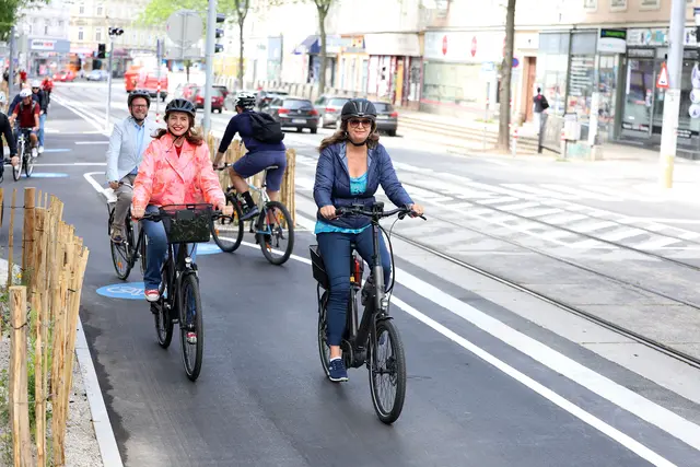 Der erste Abschnitt der klimafitten, umgestalteten Äußeren Mariahilfer Straße ist fertig, konkret von der Clementinengasse bis zum Gürtel. | Foto: StadtWien/MartinVotava