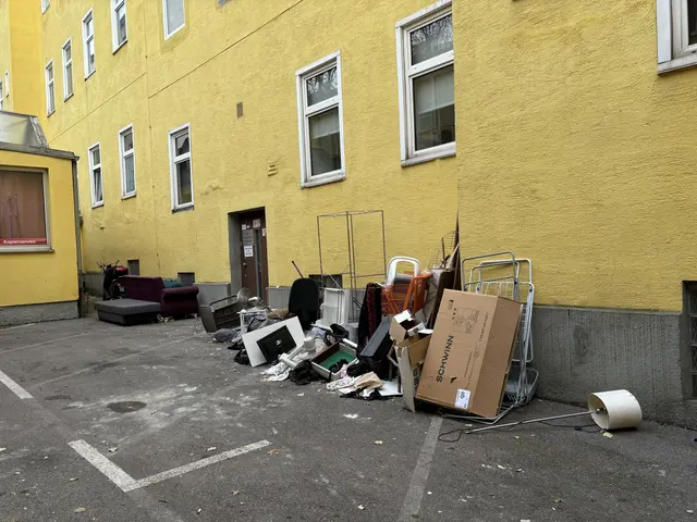 Im Innenhof des Wohnhauses am Währinger Gürtel 17 stapelt sich Müll. Kaum wird er entsorgt, komme neuer hinzu. | Foto: Laura Rieger/MeinBezirk