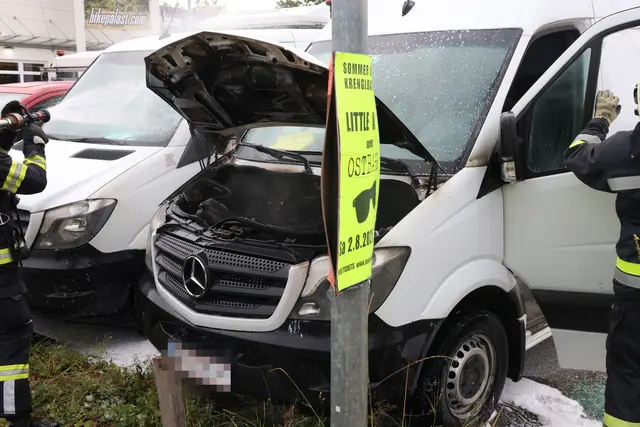 Die Feuerwehr musste einen Kleintransporter im Welser Stadtteil Pernau löschen, in dessen Motorraum es nach einer Reparatur zu brennen begonnen hatte. | Foto: laumat.at