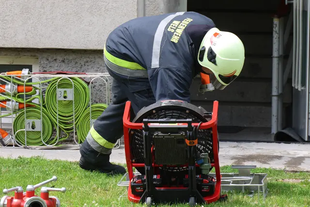 Großeinsatz der Einsatzkräfte in Wels-Neustadt. Ein vermeintliches Feuer stellte sich als angebranntes Essen heraus. | Foto: laumat.at
