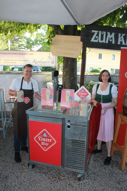 Markus Kapl (li.) und Jasmin Enengl (re). sind stolz auf den ersten Selbstbedienungsbierbrunnen in Österreich. | Foto: MeinBezirk Linz-Land