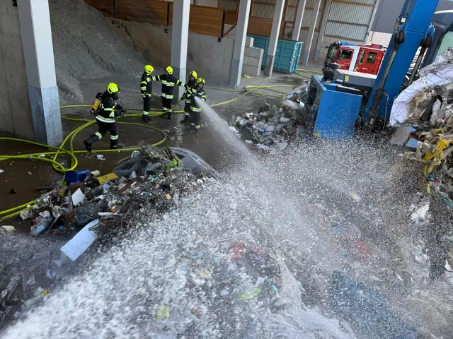 Das Feuer brach am Freitag aus bisher noch ungeklärter Ursache aus. | Foto: Waltl