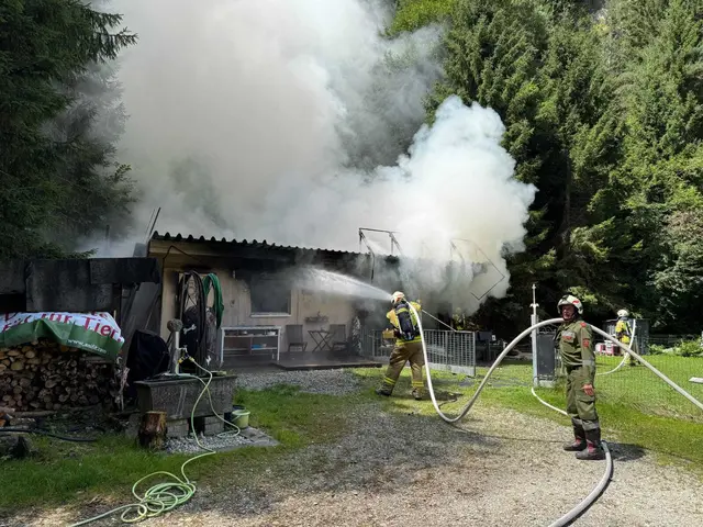 Drei Feuerwehren standen im Einsatz - das Gartenhaus war aber nicht mehr zu retten. | Foto: FF Oberperfuss