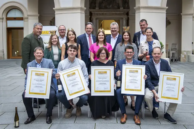 SALON Sieger 2025 Bezirk Krems Land mit Gratulanten v.li.n.re.: Leopold Müller (Vizepräsident Niederösterreichischer Weinbauverband), Viktoria Bayer (niederösterreichische Vize-Weinkönigin), Klaus Goldmann (Geschäftsführer Wein Niederösterreich), Laura Hummel (niederösterreichische Weinkönigin), Johannes Schmuckenschlager (Präsident Österreichischer Weinbauverband), Hannah Wetschka (Österreichische Weinkönigin), Chris Yorke (Geschäftsführer ÖWM), Ida Haimel (niederösterreichische Vize-Weinkönigin)

 | Foto: ÖWM/Robert Herbst